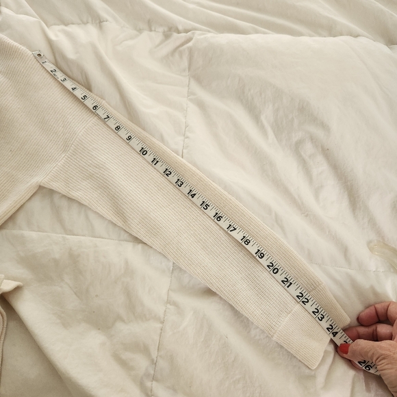 vince cashmere sweater Size M Ivory V Neck FLAW - Picture 7 of 9